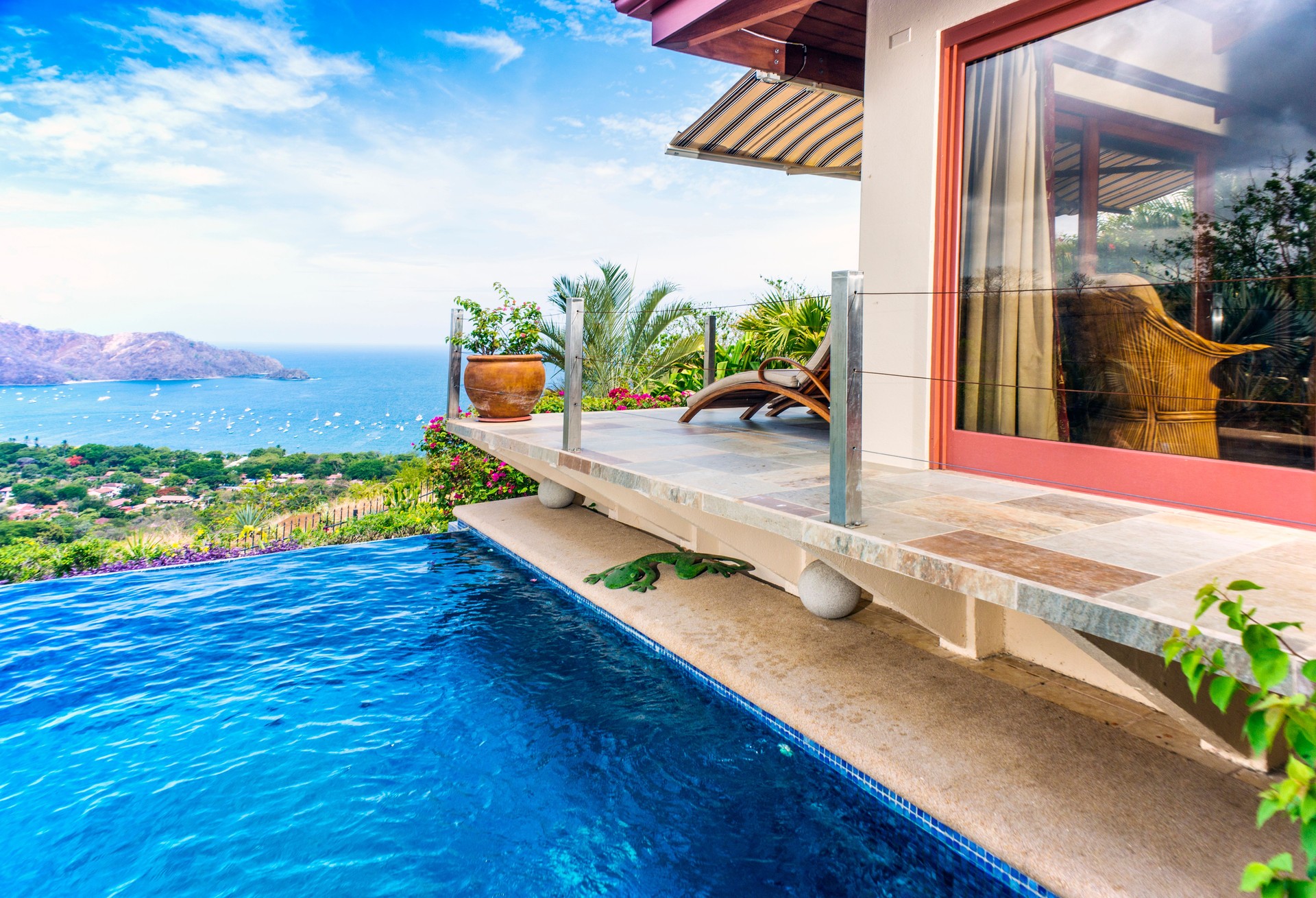 Infinity pool and villa overlooking the ocean